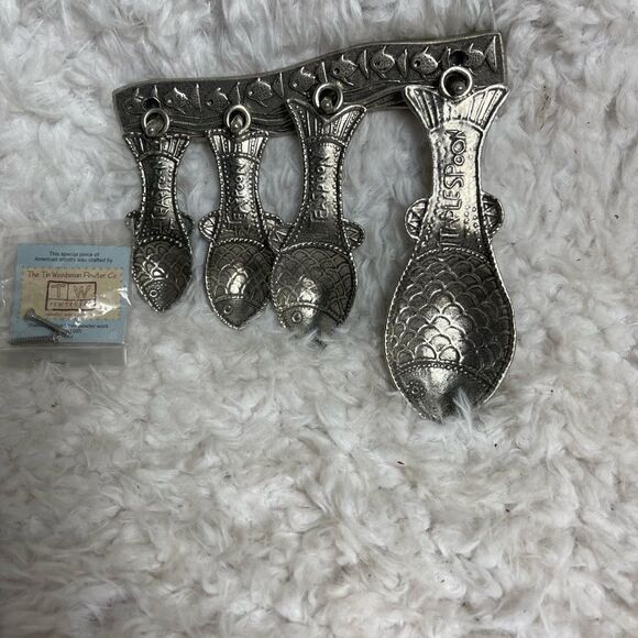 Vintage Tin Woodsman TWpewter set of four Fish measuring spoons with wall hanger - Picture 5 of 14